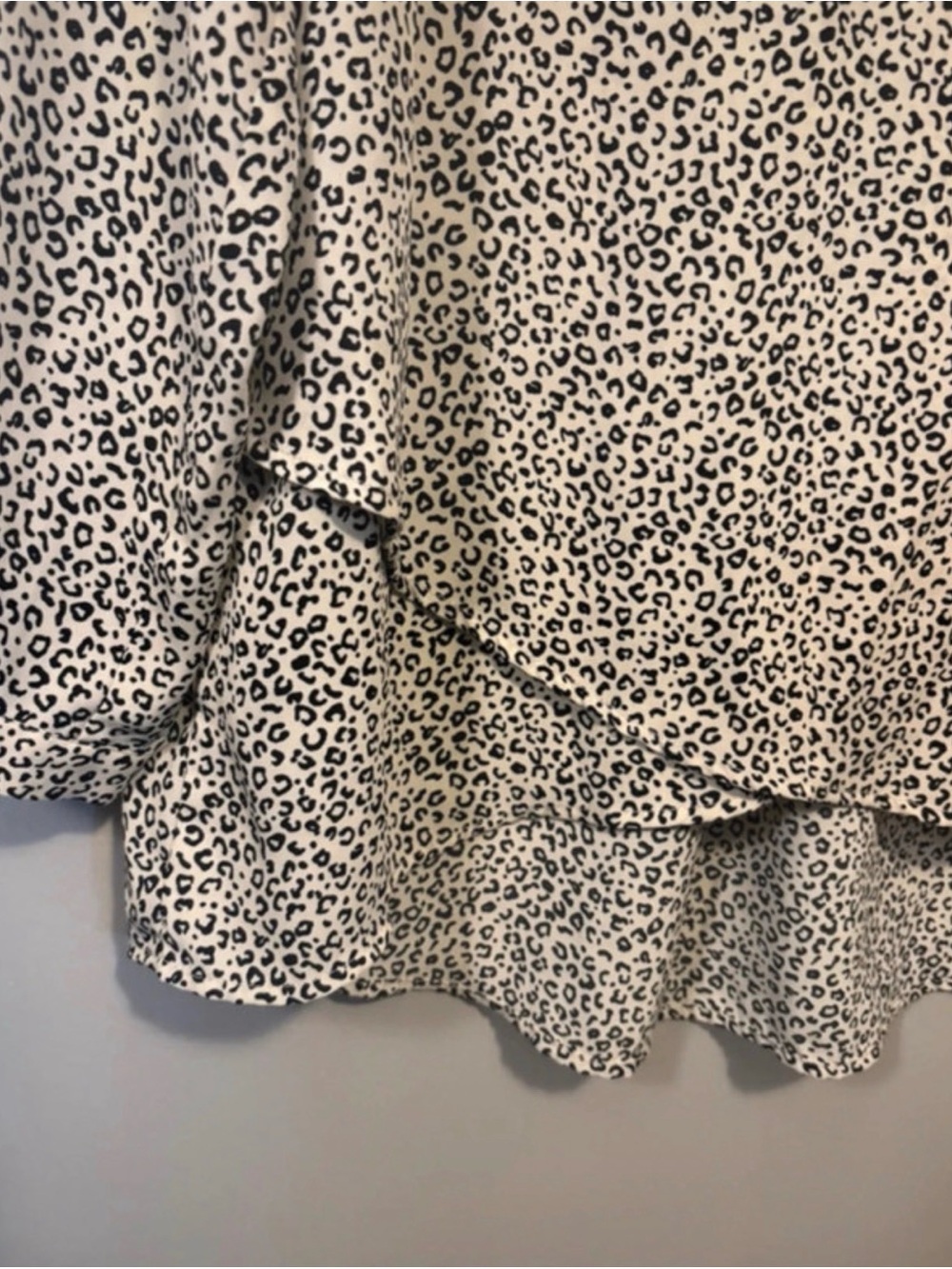 Chelsea & Theodore Cream and Black Leopard-Print V-Neck Blouse Large - Picture 3 of 4